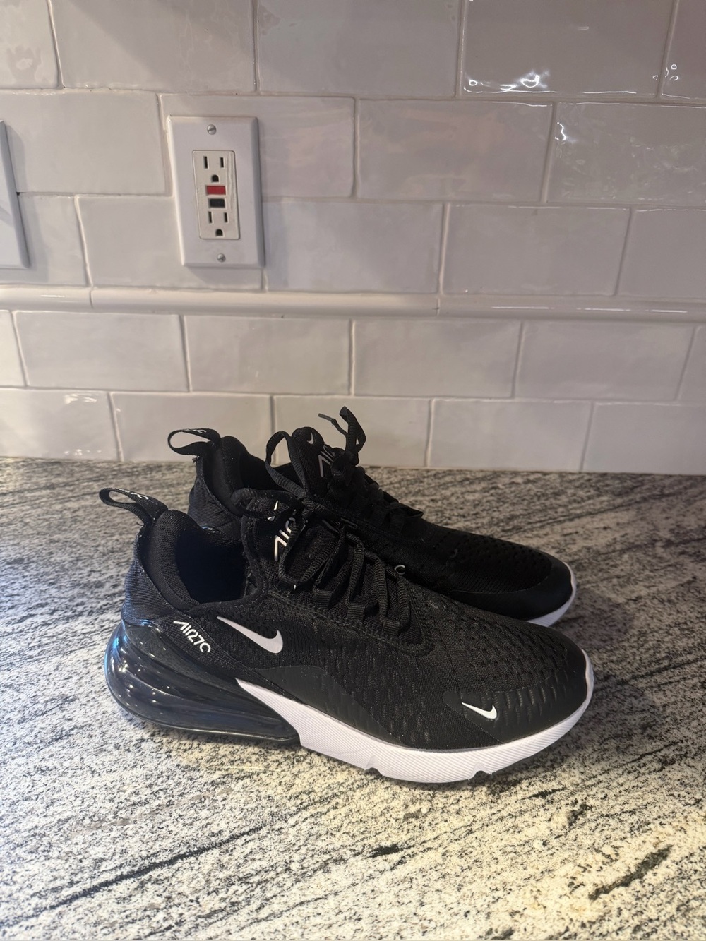 Women’s Nike Air Max 270 AH6789-001 Size 9